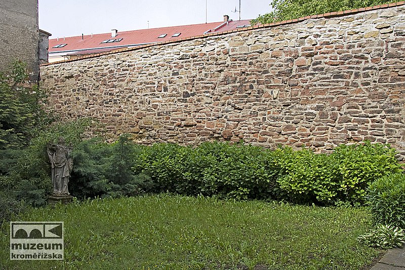 Zahrada u tzv. staré vikárky u sv. Mořice s městskými hradbami | Zdroj: Muzeum Kroměřížska