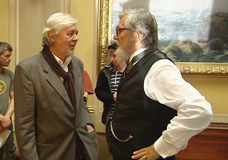 Josef Abrhám a Jiří Bartoška při natáčení seriálu Já, Mattoni  v budově bývalé pražské Živnobanky | Autor: www.ceskatelevize.cz