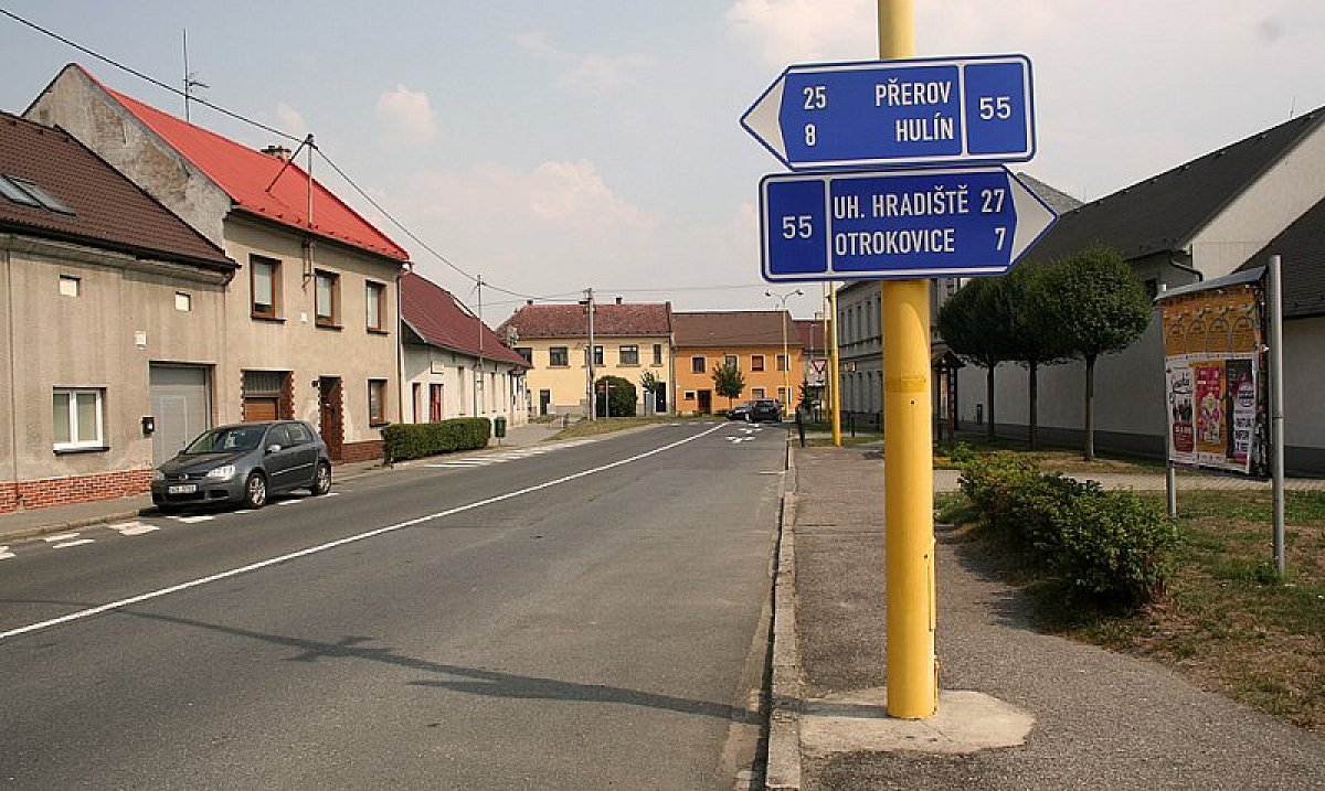 Carrefour à Tlumačov – tournez à gauche