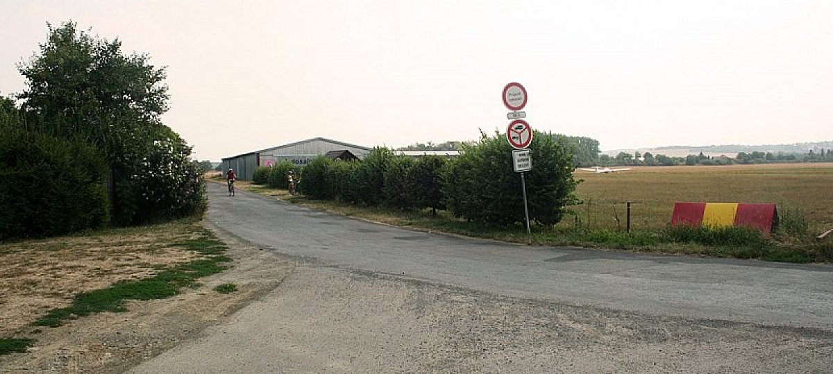 Au carrefour près de l'aérodrome, tournez à gauche vers Kvasice