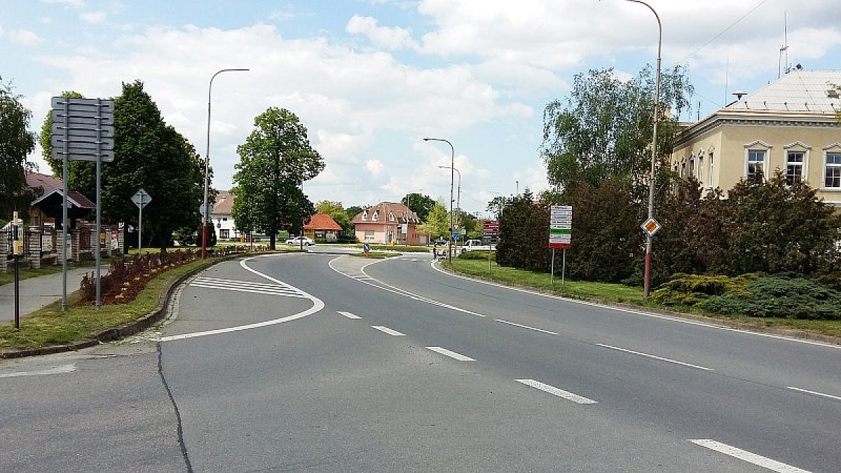 Na křižovatce v Hulíně zahneme doleva ke kruhovému objezdu