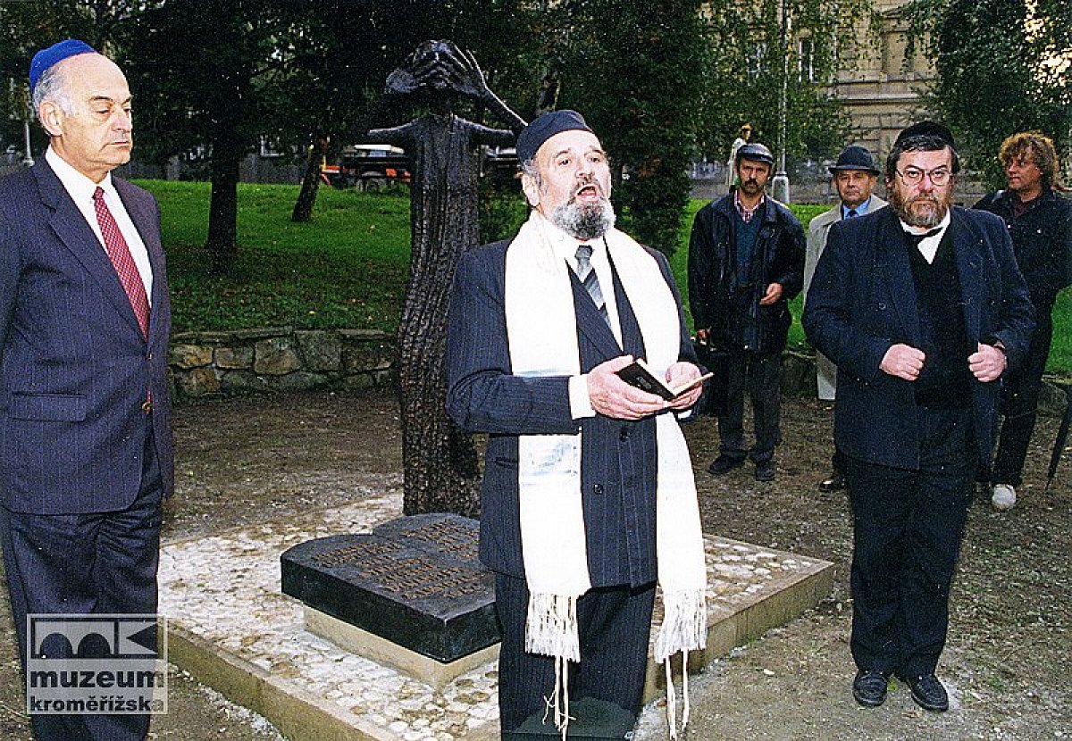 Odhalení památníku zničené židovské komunity a synagogy v Kroměříži nedaleko. místa někdejšího židovského hřbitova. Komenského náměstí, zprava: vrchní rabín Karol Efraim Sidon, vrchní kantor brněnské synagogy Arnošt Neufeld, velvyslanec státu Izrael