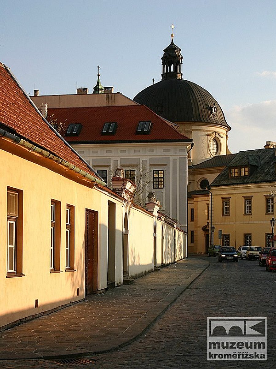 Pohled k místům někdejší johanitské komendy a kostelíka, ke kostelu sv. Jana Křtitele