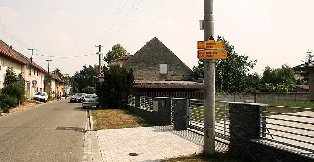 À Trávnické zahrady, continuez tout droit sur la piste cyclable n° 47