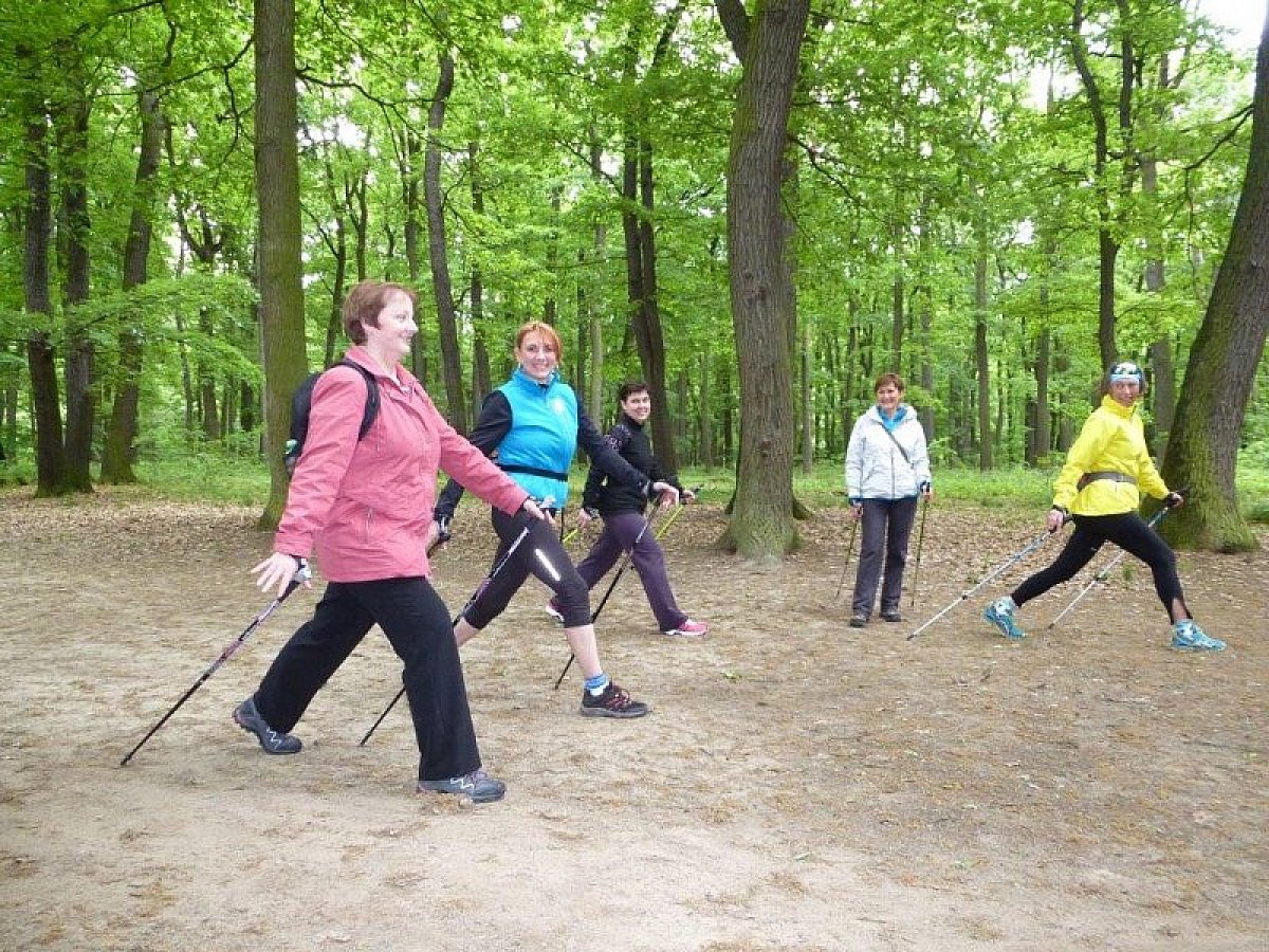 Pochod Nordic walkig kroměřížskou Podzámeckou zahradou