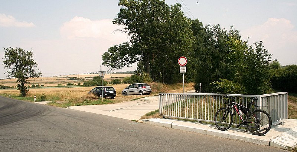 Embranchement vers la route en dalles de béton à Tlumačov, direction la baignade