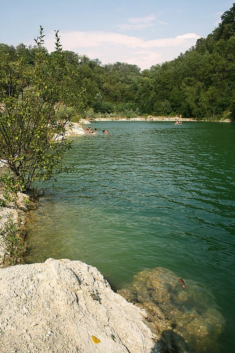 On entre dans l'eau sur des pierres – des chaussures aquatiques sont utiles