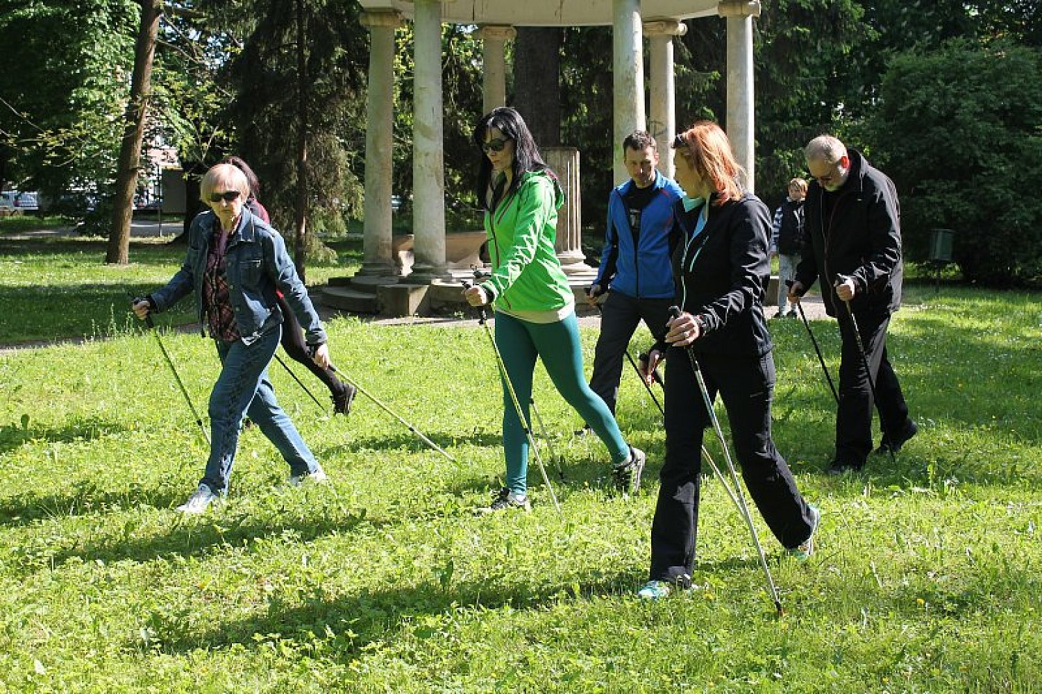 Pochod Nordic walking kroměřížskou Podzámeckou zahradou