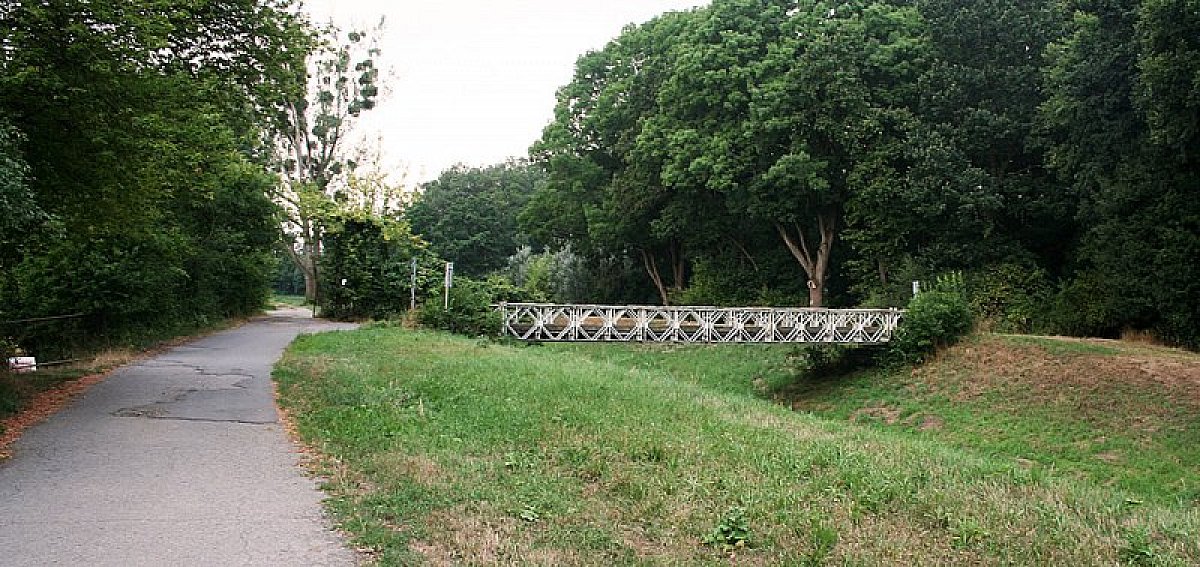 Pont dans le petit bois près de Záhlinice