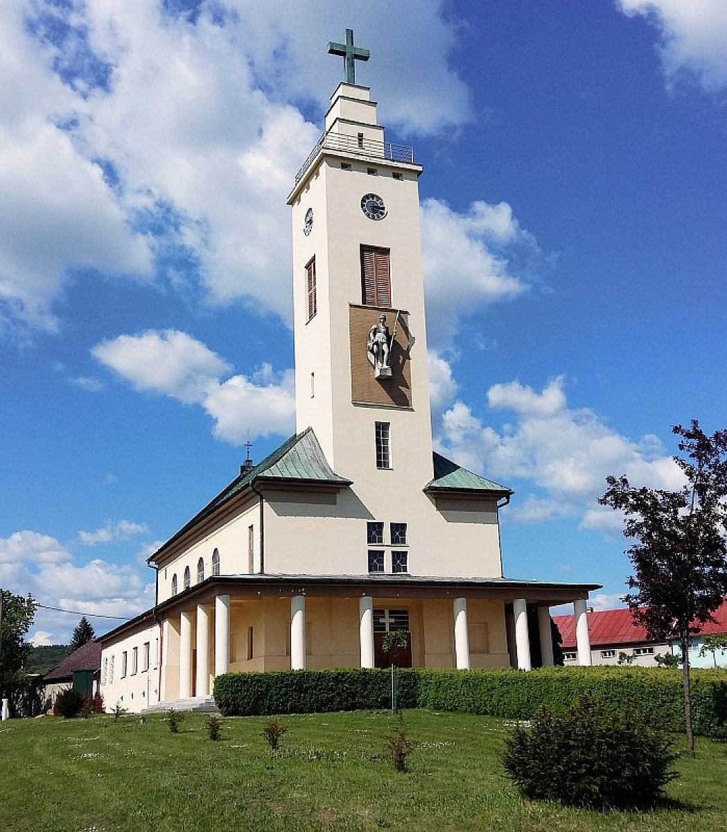 Kostel ve vesnici Roštění