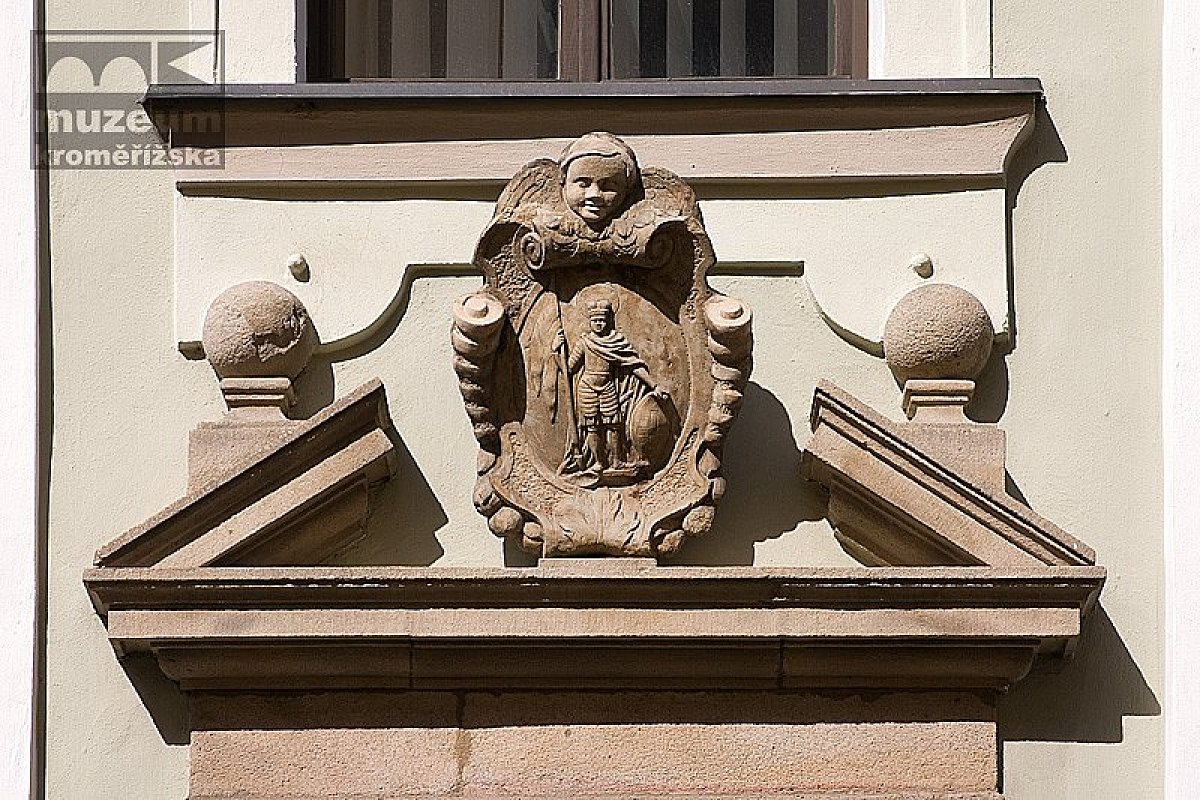 Znak kroměřížské kolegiátní kapituly, Jánská ulice, sv. Mořic v kartuši nad vstupním portálem kanovnické rezidence