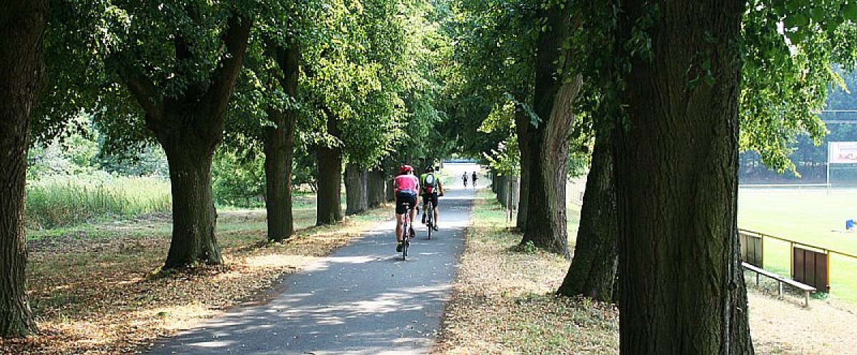 Passage devant le terrain de football de Kvasice