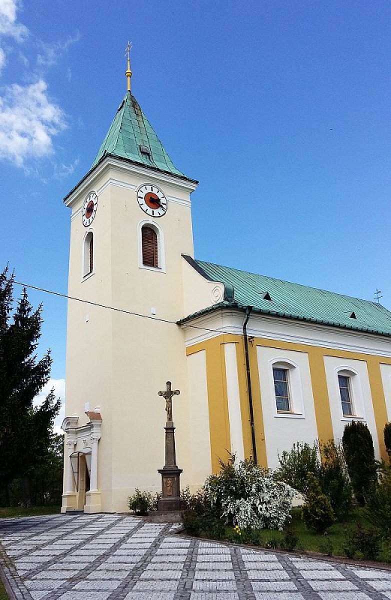 Zdoláme krátký ale strmý kopec a naskytne se nám pěkný pohled na Kostelecký kostel