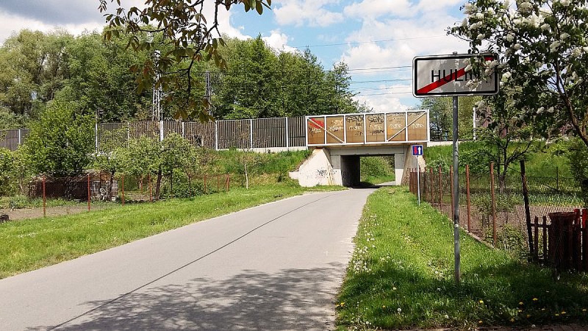 Z Hulína vyjedeme pod železničním mostem směrem na Pravčice