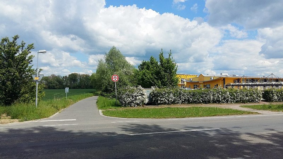 Křižovatka ulic Bílanská a Jožky Silného v Kroměříži - nájezd na cyklostezku do Bílan